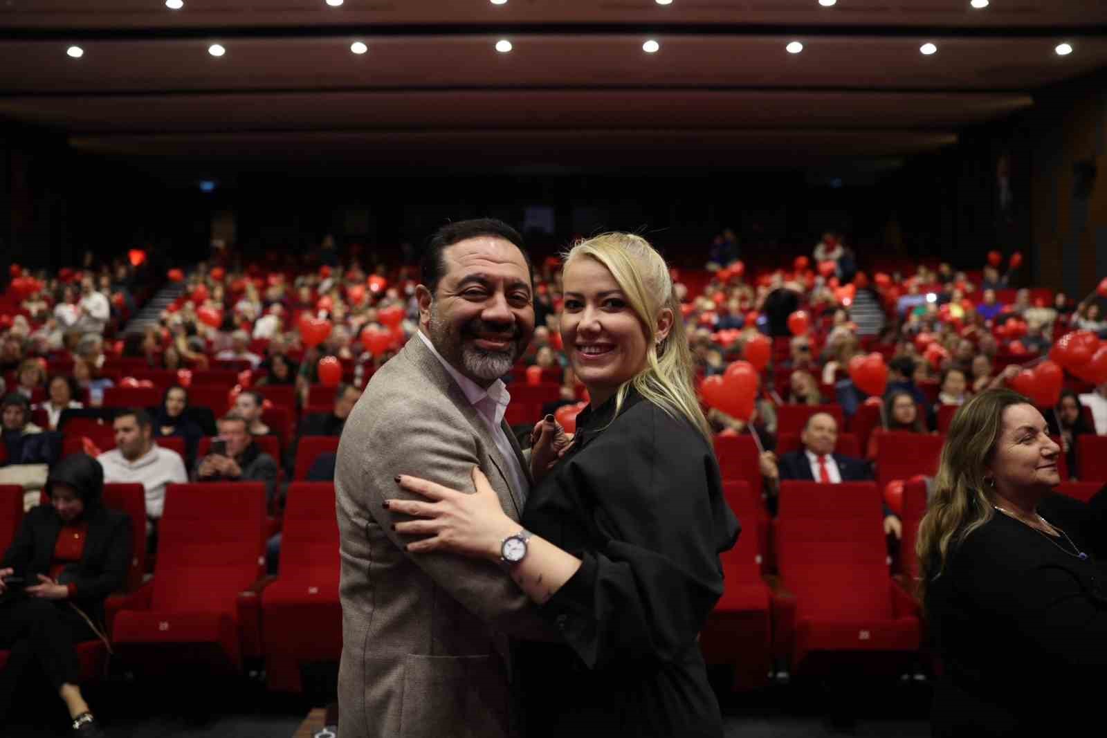 Merkezefendi’de Sevgililer Günü’ne özel "Aşka Dair" konseri büyük beğeni topladı
Merkezefendi’de Sevgililer Günü’ne özel "Aşka Dair" konseri büyük beğeni topladı