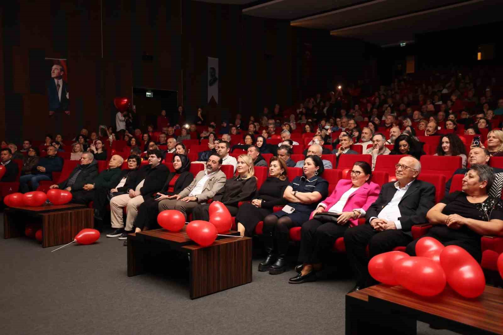 Merkezefendi’de Sevgililer Günü’ne özel "Aşka Dair" konseri büyük beğeni topladı
Merkezefendi’de Sevgililer Günü’ne özel "Aşka Dair" konseri büyük beğeni topladı