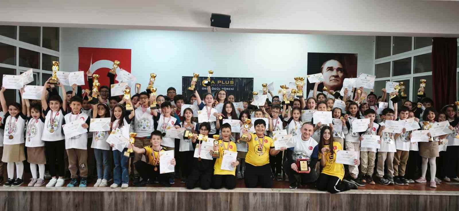 Merkezefendi’nin gururu öğrenciler zeka oyunlarında kürsüye çıktı
