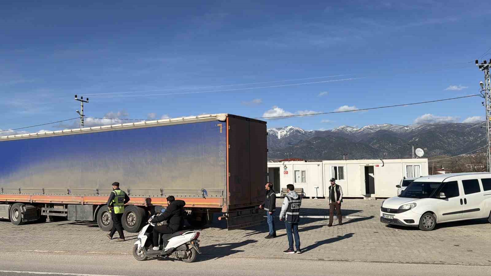 Mermer yüklü tırda gizlenen 4 kaçak göçmen yakalandı

