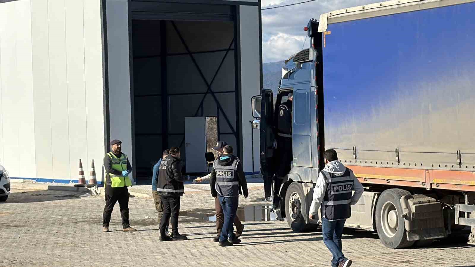 Mermer yüklü tırda gizlenen 4 kaçak göçmen yakalandı
