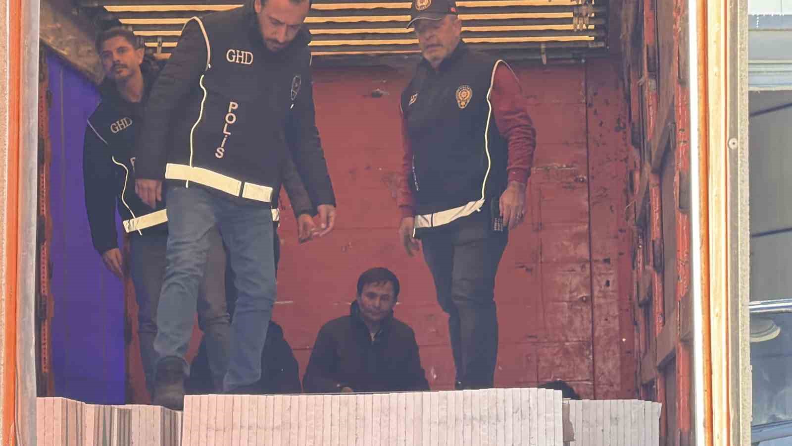Mermer yüklü tırda gizlenen 4 kaçak göçmen yakalandı
