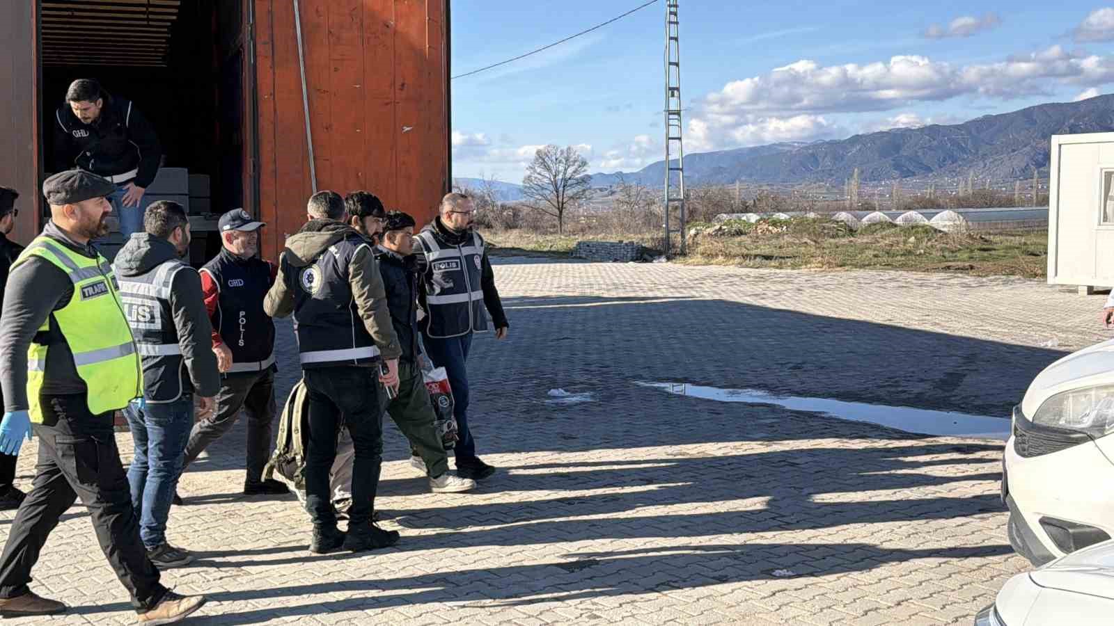 Mermer yüklü tırda gizlenen 4 kaçak göçmen yakalandı
