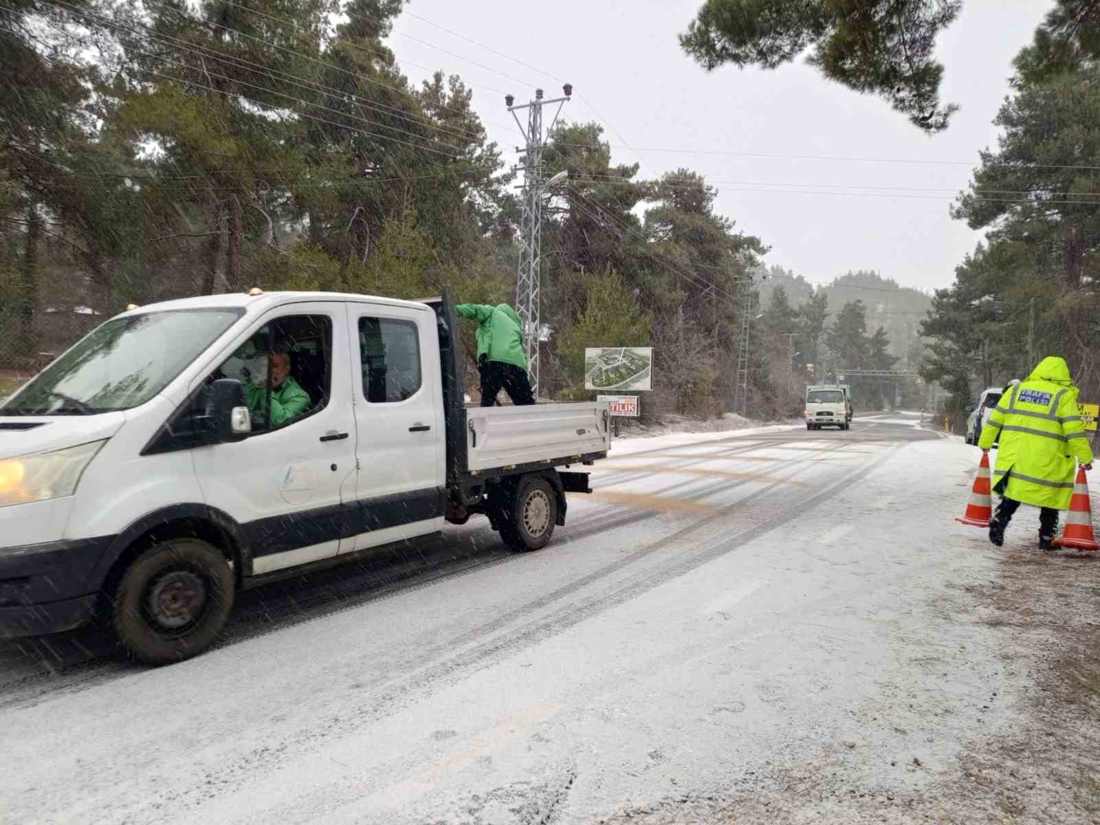 Mersin Büyükşehir Belediyesi ekipleri karla mücadeleye başladı
