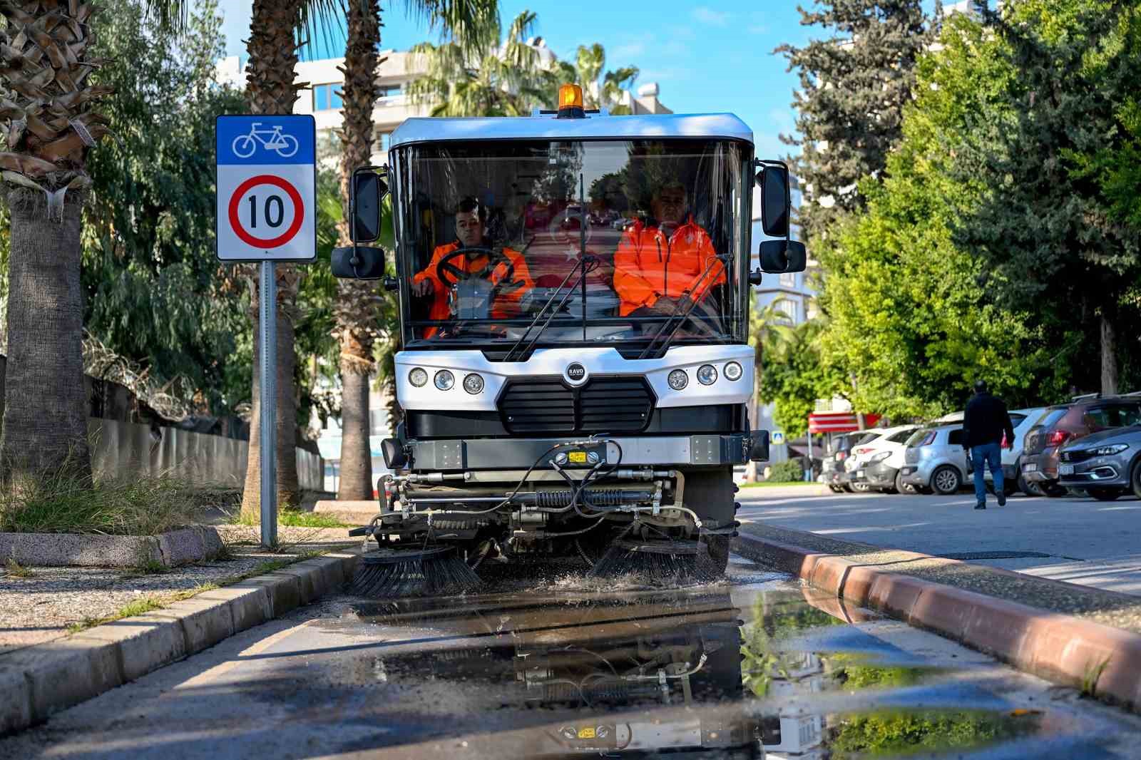 Mersin Büyükşehir Belediyesi, temizlik filosuna 22 yol süpürme aracı ekledi
