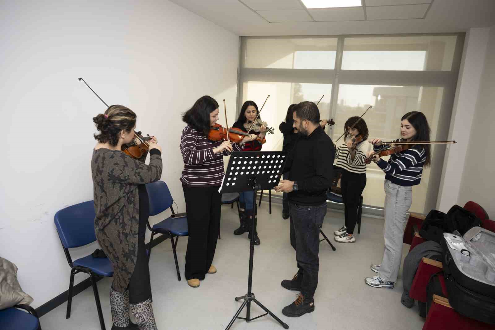 Mersin Büyükşehir Belediyesinin ücretsiz enstrüman kurslarına yoğun ilgi
Mersin Büyükşehir Belediyesinin ücretsiz enstrüman kurslarına yoğun ilgi