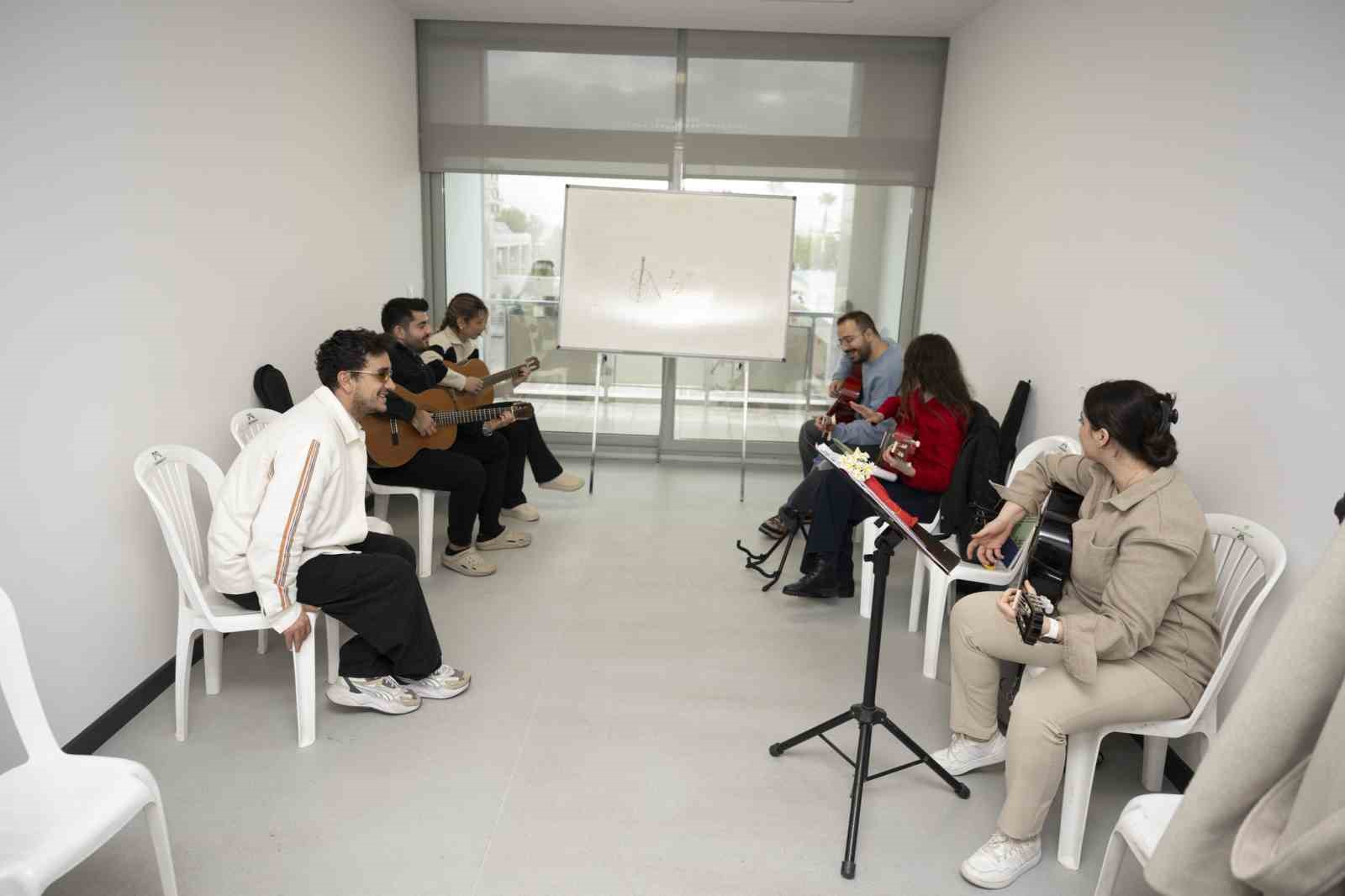 Mersin Büyükşehir Belediyesinin ücretsiz enstrüman kurslarına yoğun ilgi
Mersin Büyükşehir Belediyesinin ücretsiz enstrüman kurslarına yoğun ilgi