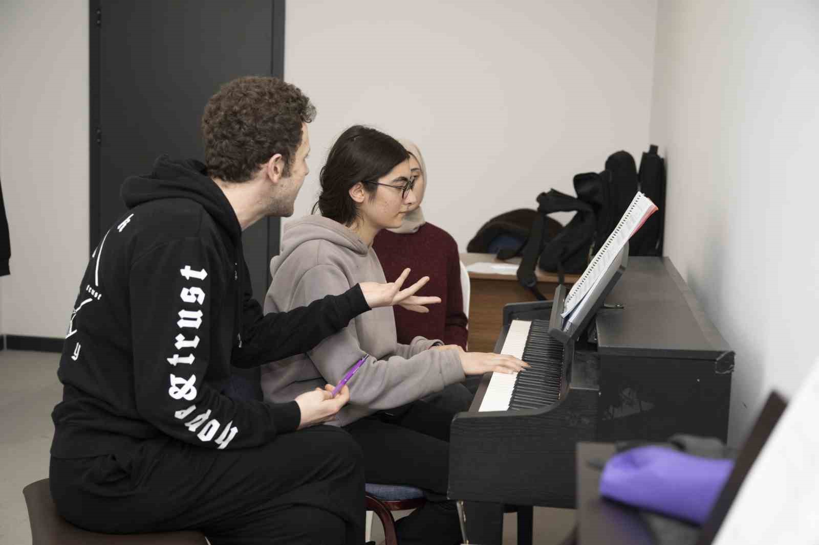 Mersin Büyükşehir Belediyesinin ücretsiz enstrüman kurslarına yoğun ilgi
Mersin Büyükşehir Belediyesinin ücretsiz enstrüman kurslarına yoğun ilgi