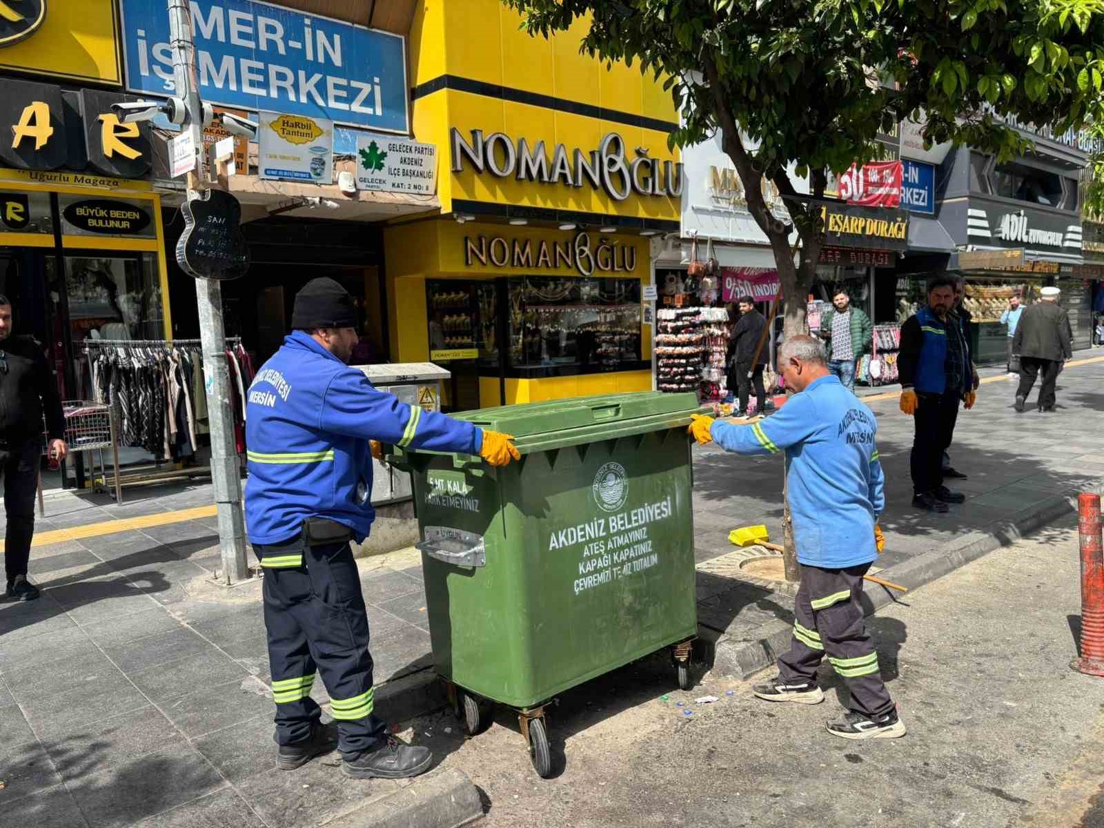 Mersin kent merkezinde çöp konteynerleri yenileniyor
