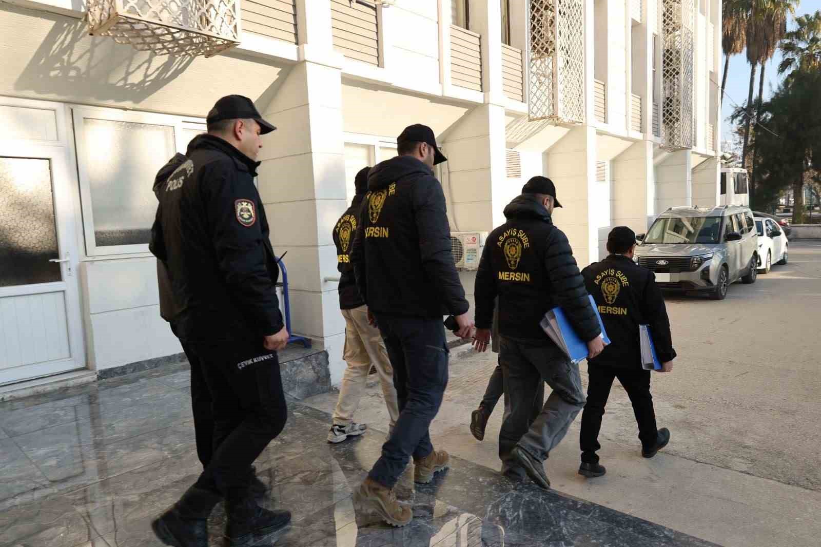 Mersin merkezli 9 ilde 450 milyonluk "sazan sarmalı" operasyonu: 28 gözaltı
Mersin merkezli 9 ilde 450 milyonluk "sazan sarmalı" operasyonu: 28 gözaltı