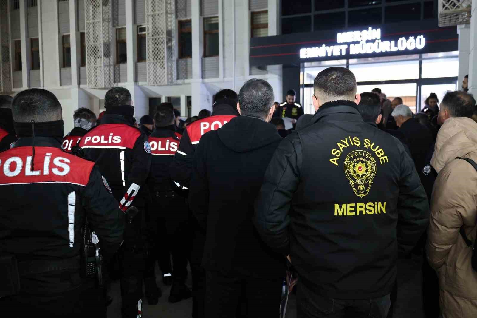 Mersin merkezli 9 ilde 450 milyonluk "sazan sarmalı" operasyonu: 28 gözaltı
Mersin merkezli 9 ilde 450 milyonluk "sazan sarmalı" operasyonu: 28 gözaltı