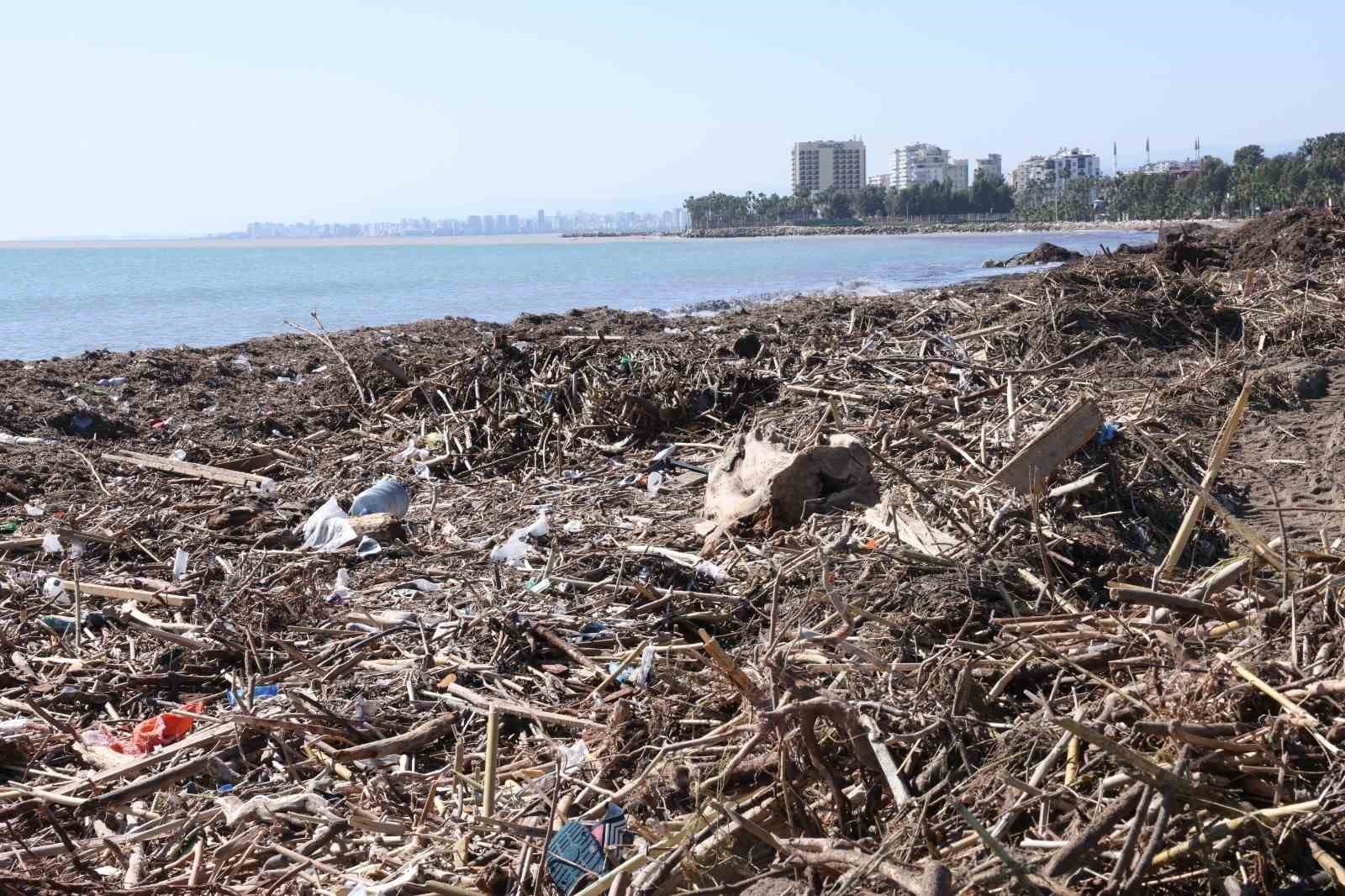 Mersin sahillerinde selin denize taşıdığı balçıklar temizleniyor
