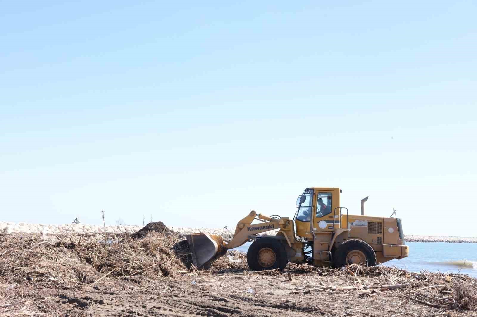 Mersin sahillerinde selin denize taşıdığı balçıklar temizleniyor
