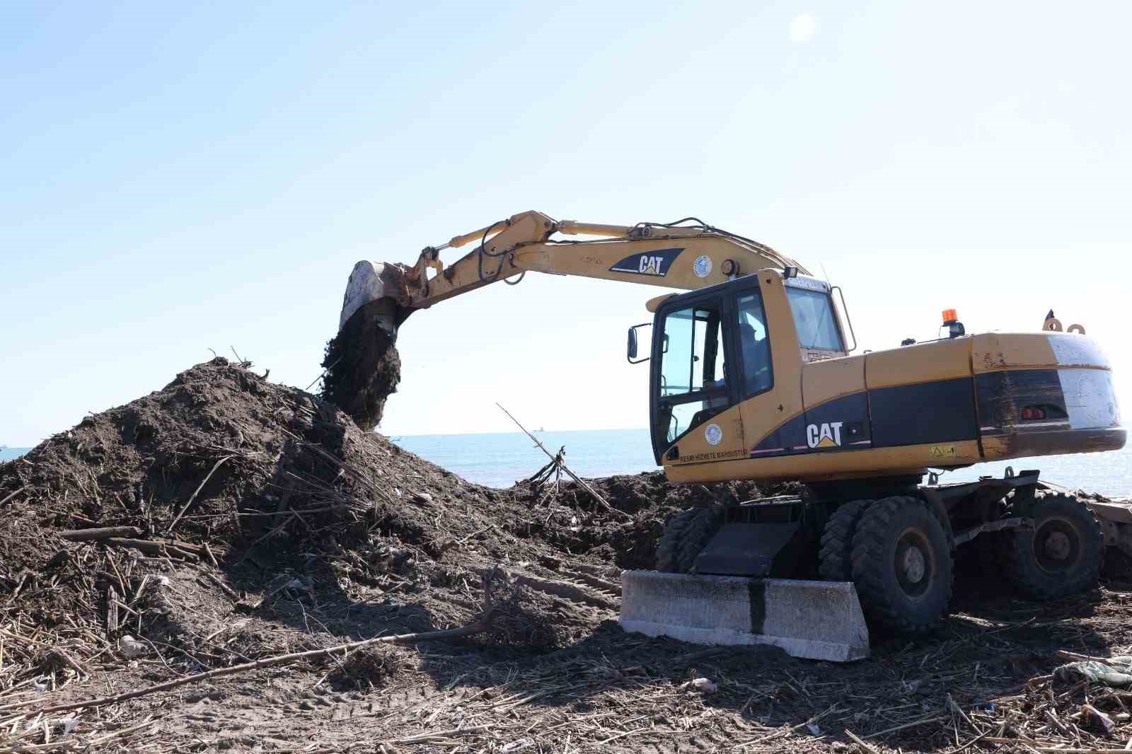 Mersin sahillerinde selin denize taşıdığı balçıklar temizleniyor
