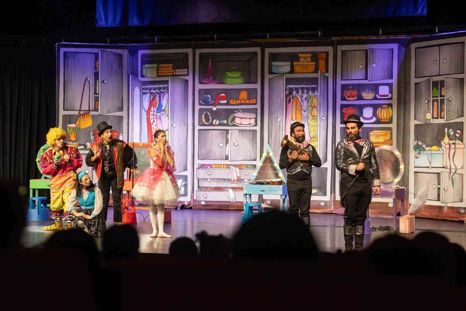 Mersin Şehir Tiyatrosu ’Dünya Tiyatro Günü’nü binlerce seyirciyle kutladı
Mersin Şehir Tiyatrosu ’Dünya Tiyatro Günü’nü binlerce seyirciyle kutladı