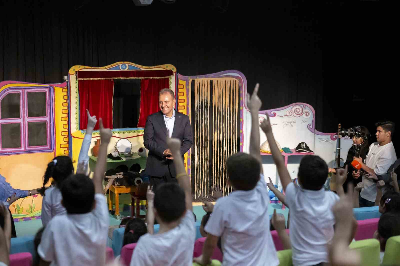 Mersin Şehir Tiyatrosu ’Dünya Tiyatro Günü’nü binlerce seyirciyle kutladı
Mersin Şehir Tiyatrosu ’Dünya Tiyatro Günü’nü binlerce seyirciyle kutladı