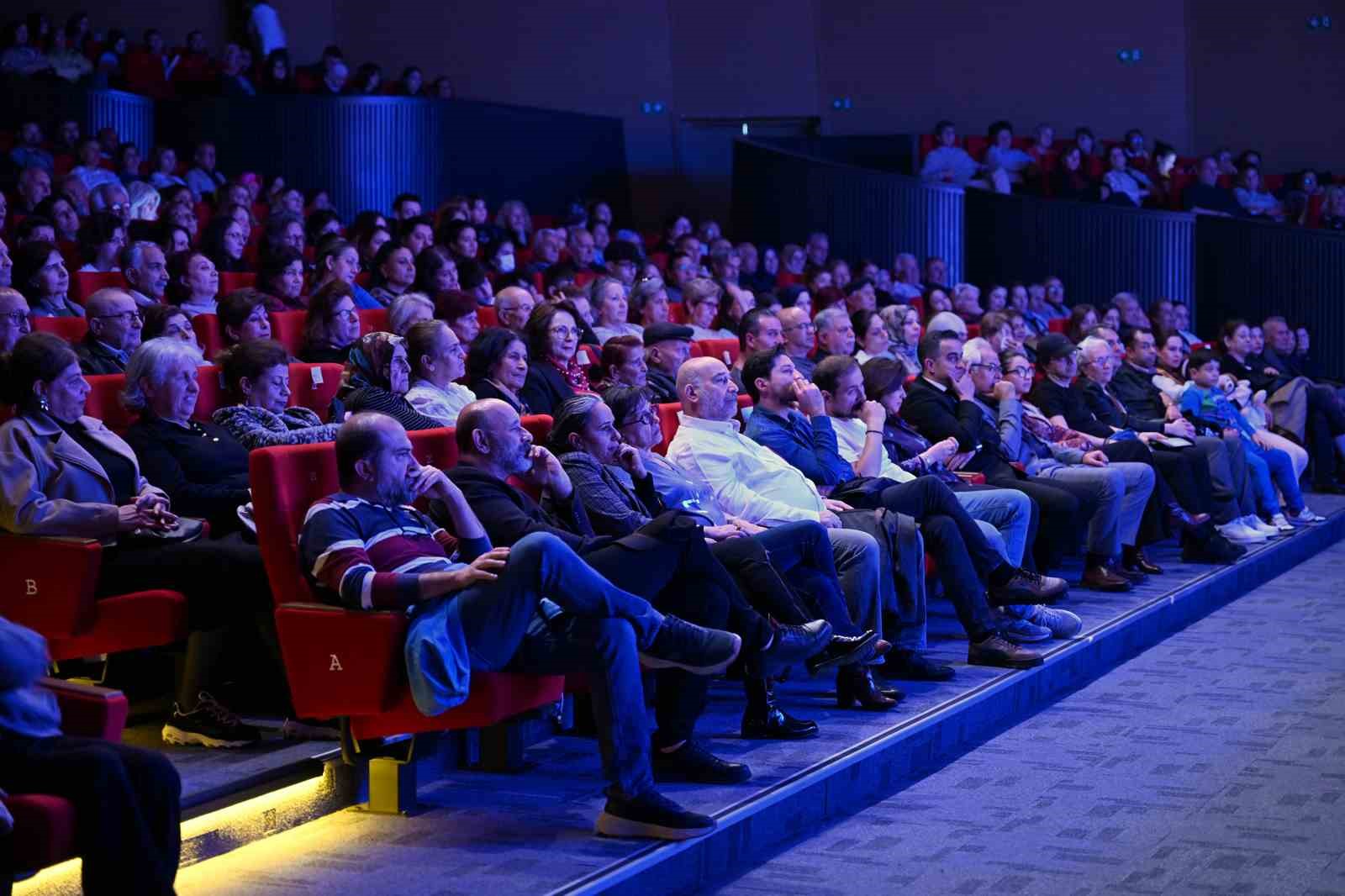 Mersin Şehir Tiyatrosuna sanat dünyasından tam not
