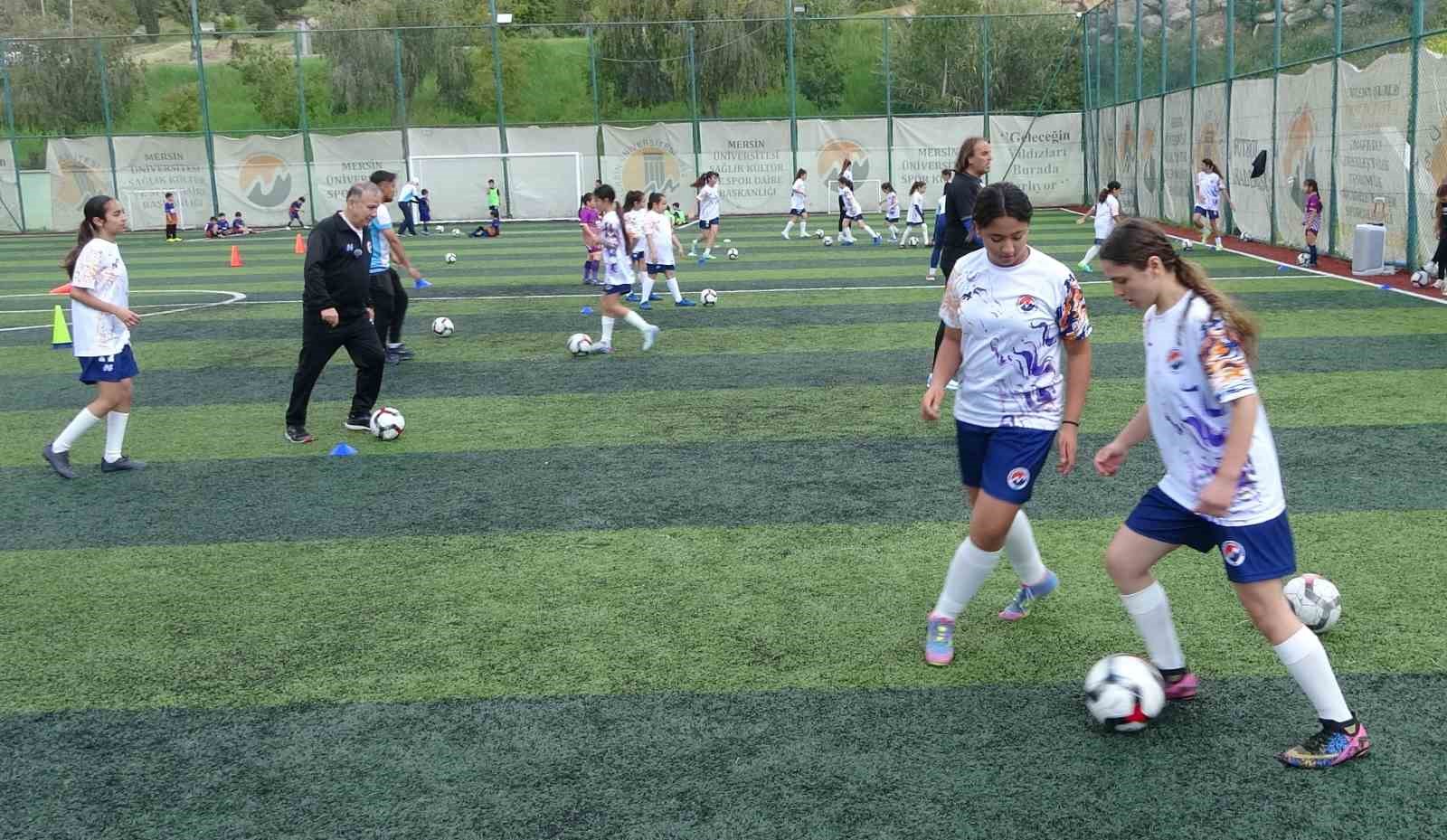 Mersin Üniversitesi’nde yüzlerce çocuk ve genç, dijital bağımlılıktan uzak sporla yetişiyor
Mersin Üniversitesi’nde yüzlerce çocuk ve genç, dijital bağımlılıktan uzak sporla yetişiyor