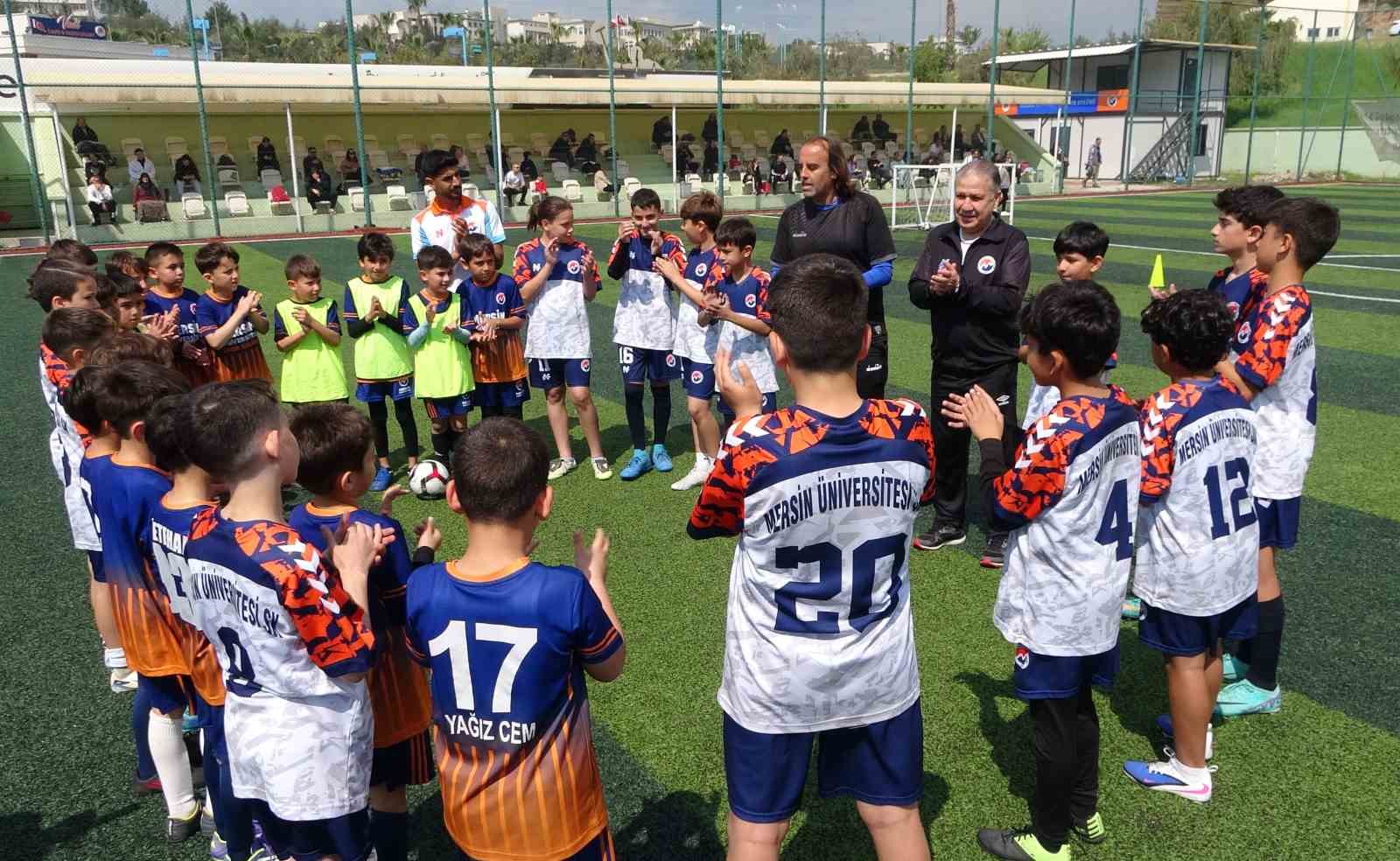 Mersin Üniversitesi’nde yüzlerce çocuk ve genç, dijital bağımlılıktan uzak sporla yetişiyor
Mersin Üniversitesi’nde yüzlerce çocuk ve genç, dijital bağımlılıktan uzak sporla yetişiyor