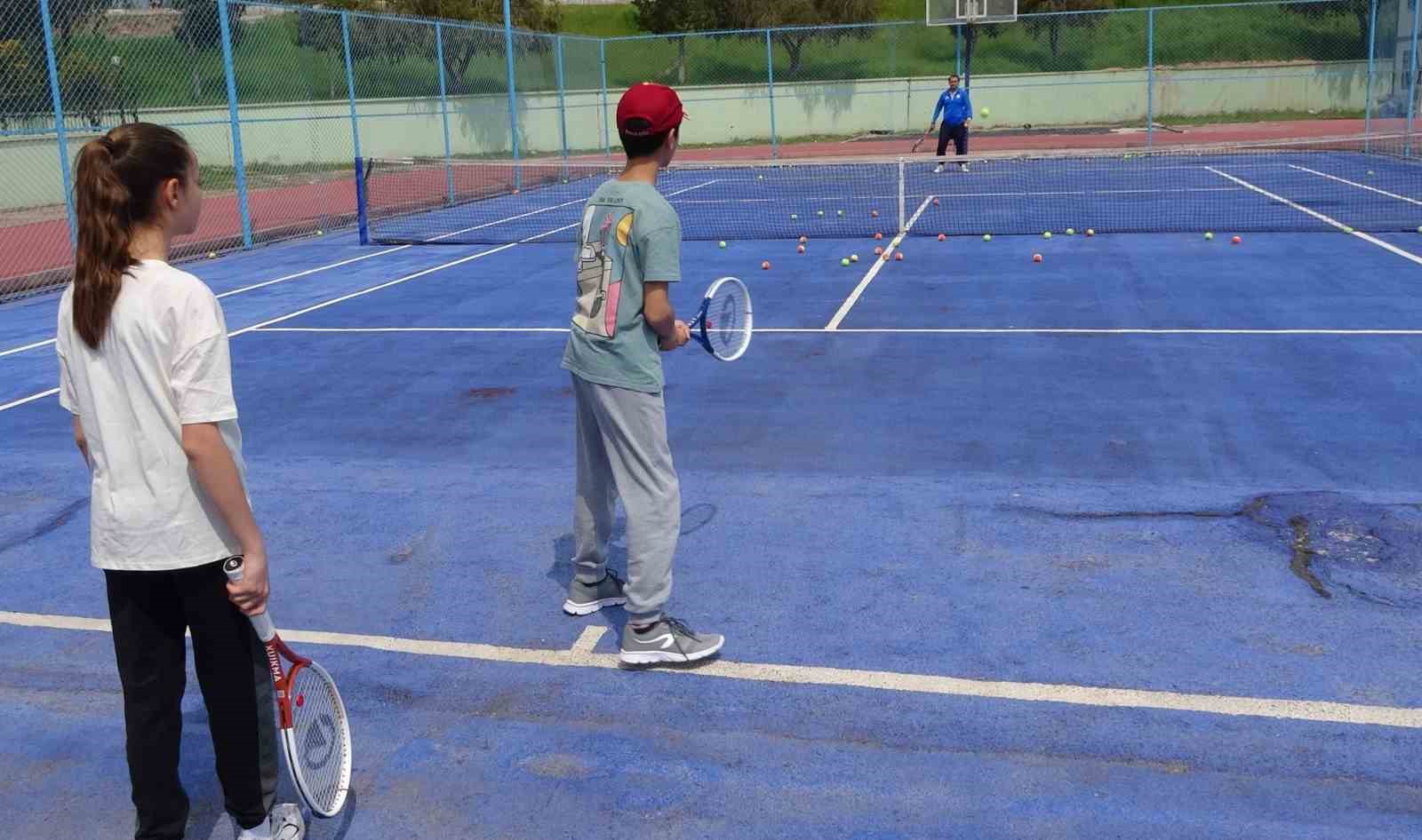 Mersin Üniversitesi’nde yüzlerce çocuk ve genç, dijital bağımlılıktan uzak sporla yetişiyor
Mersin Üniversitesi’nde yüzlerce çocuk ve genç, dijital bağımlılıktan uzak sporla yetişiyor