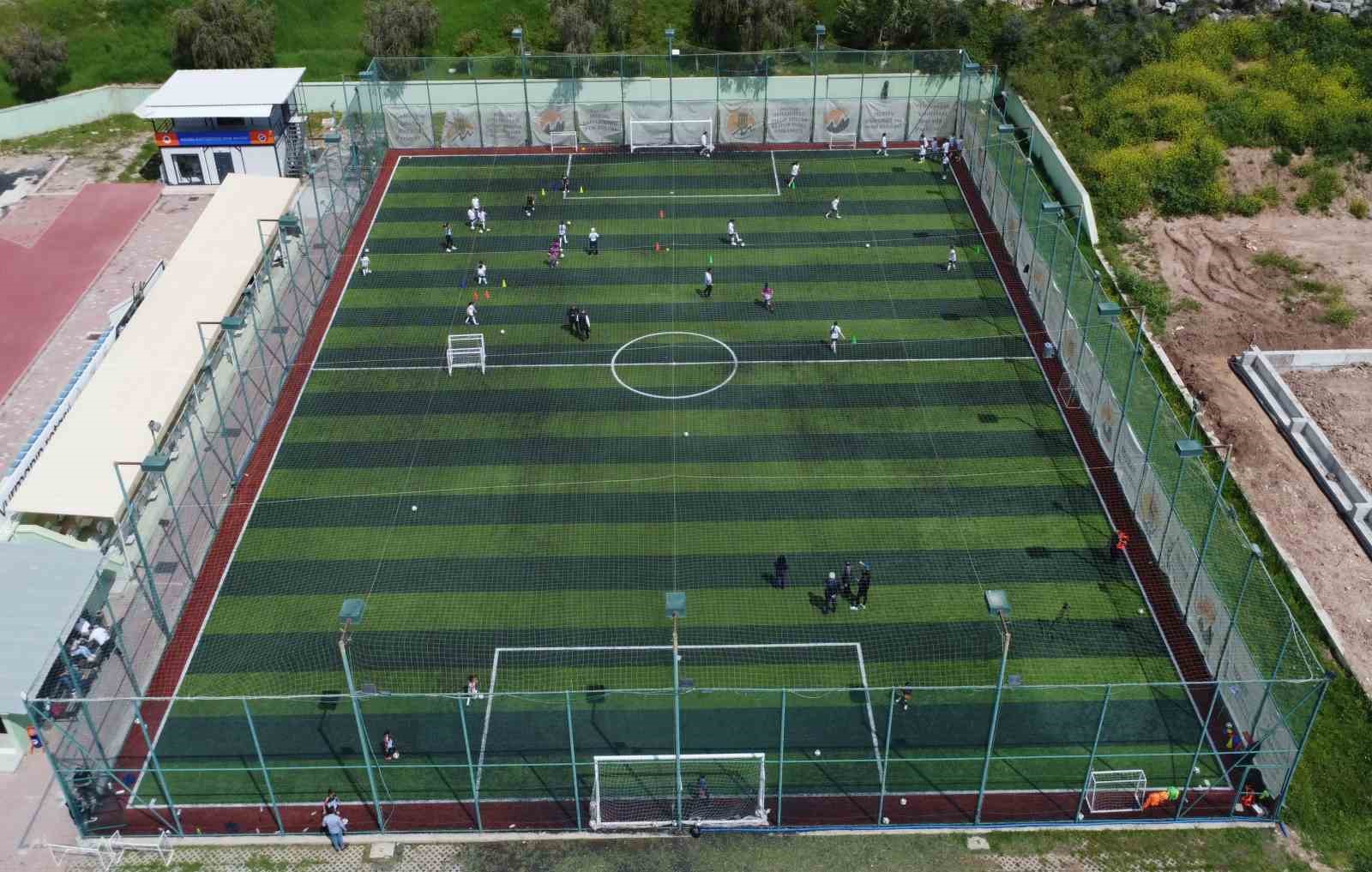 Mersin Üniversitesi’nde yüzlerce çocuk ve genç, dijital bağımlılıktan uzak sporla yetişiyor
Mersin Üniversitesi’nde yüzlerce çocuk ve genç, dijital bağımlılıktan uzak sporla yetişiyor