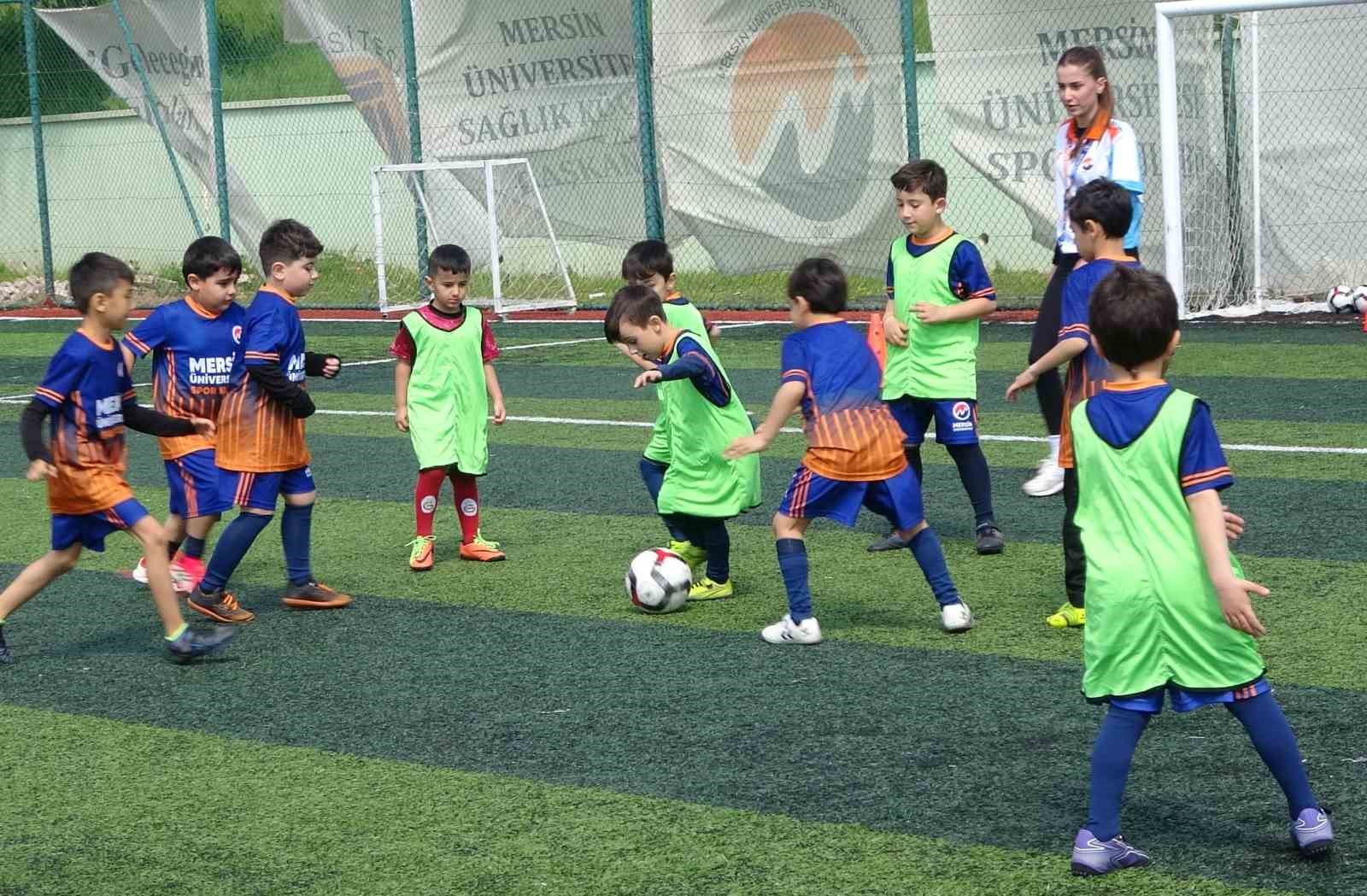 Mersin Üniversitesi’nde yüzlerce çocuk ve genç, dijital bağımlılıktan uzak sporla yetişiyor
Mersin Üniversitesi’nde yüzlerce çocuk ve genç, dijital bağımlılıktan uzak sporla yetişiyor