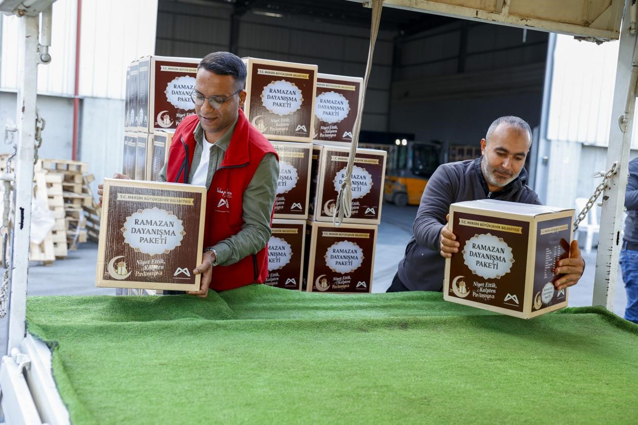 Mersin’de 13 ilçede 120 bin Ramazan kolisi dağıtılıyor
Mersin’de 13 ilçede 120 bin Ramazan kolisi dağıtılıyor