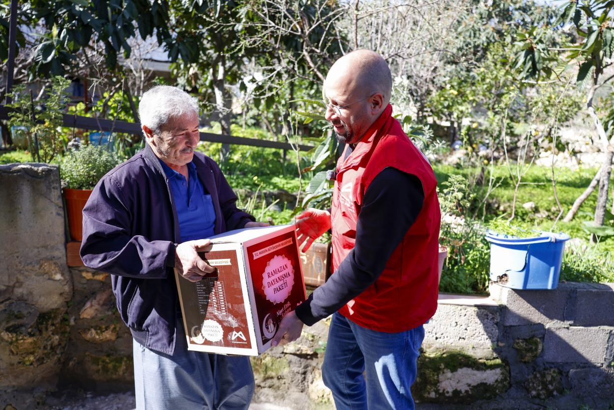 Mersin’de 13 ilçede 120 bin Ramazan kolisi dağıtılıyor
Mersin’de 13 ilçede 120 bin Ramazan kolisi dağıtılıyor