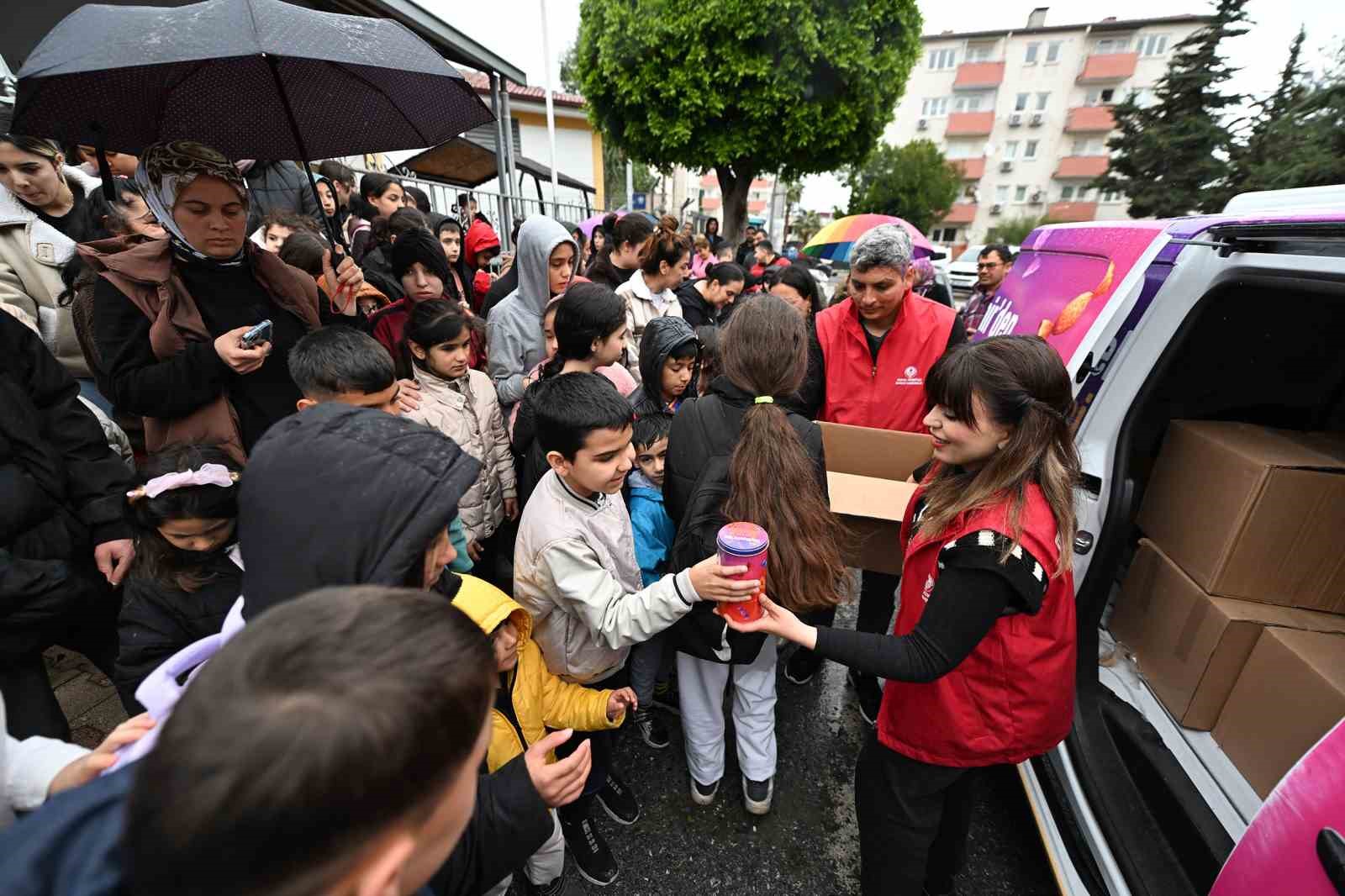 Mersin’de 13 ilçede 60 bin çocuğa bayram hediyesi
