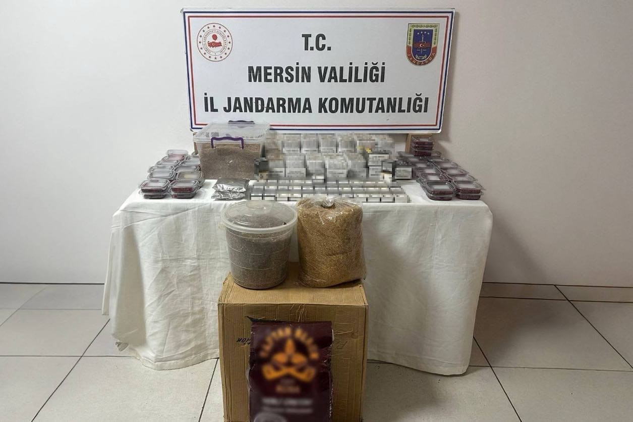 Mersin’de 2 şüpheli binlerce kaçak makaronla yakalandı
