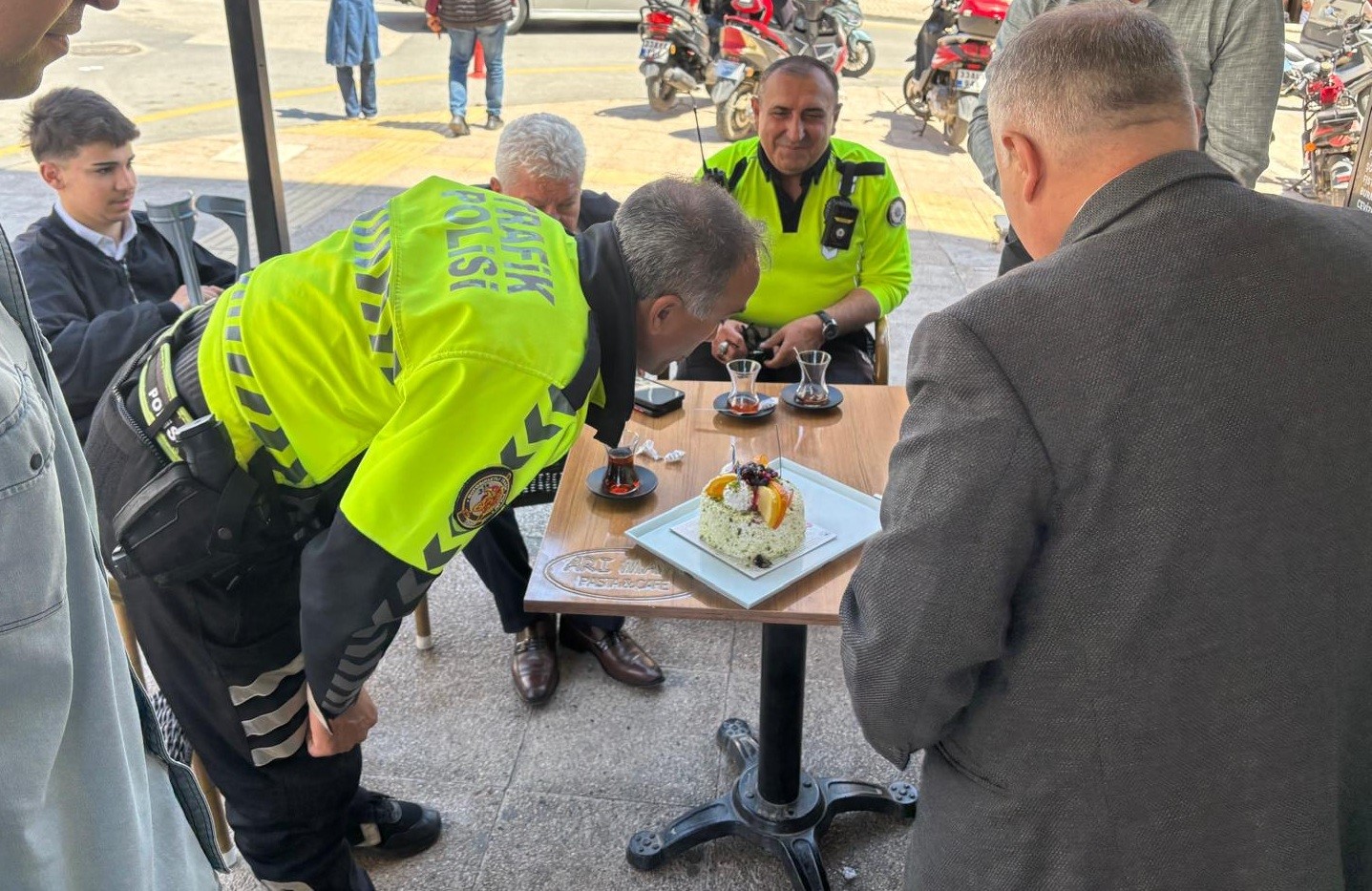 Mersin’de 28 yıllık polis memuru telsizden veda etti
