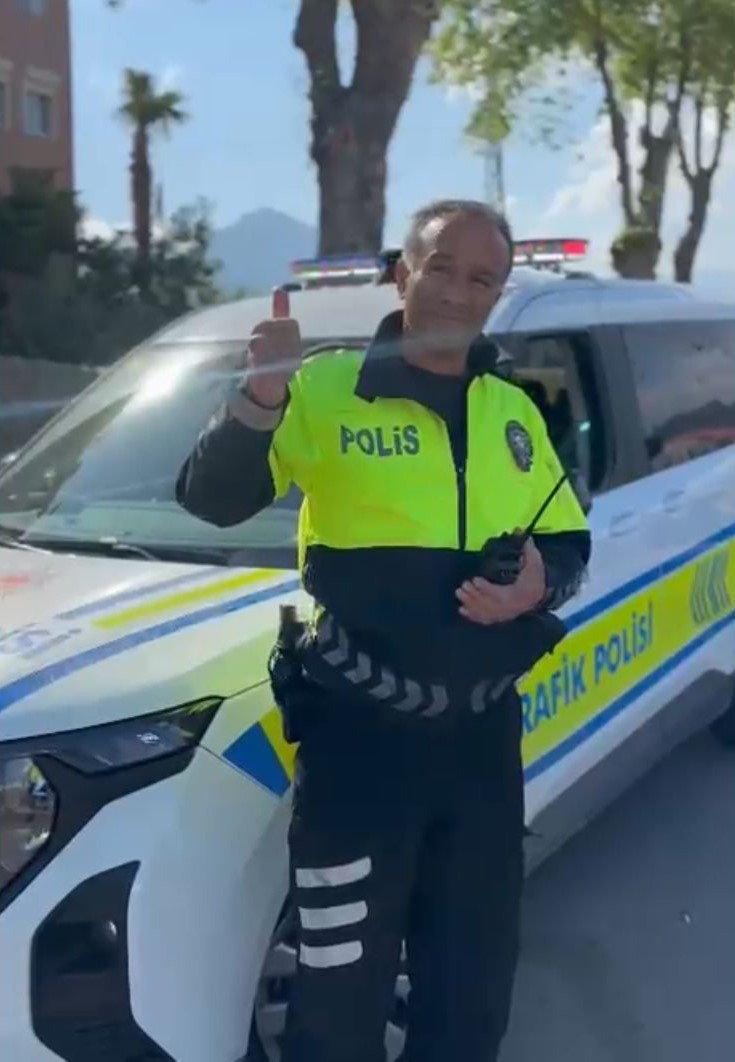 Mersin’de 28 yıllık polis memuru telsizden veda etti
