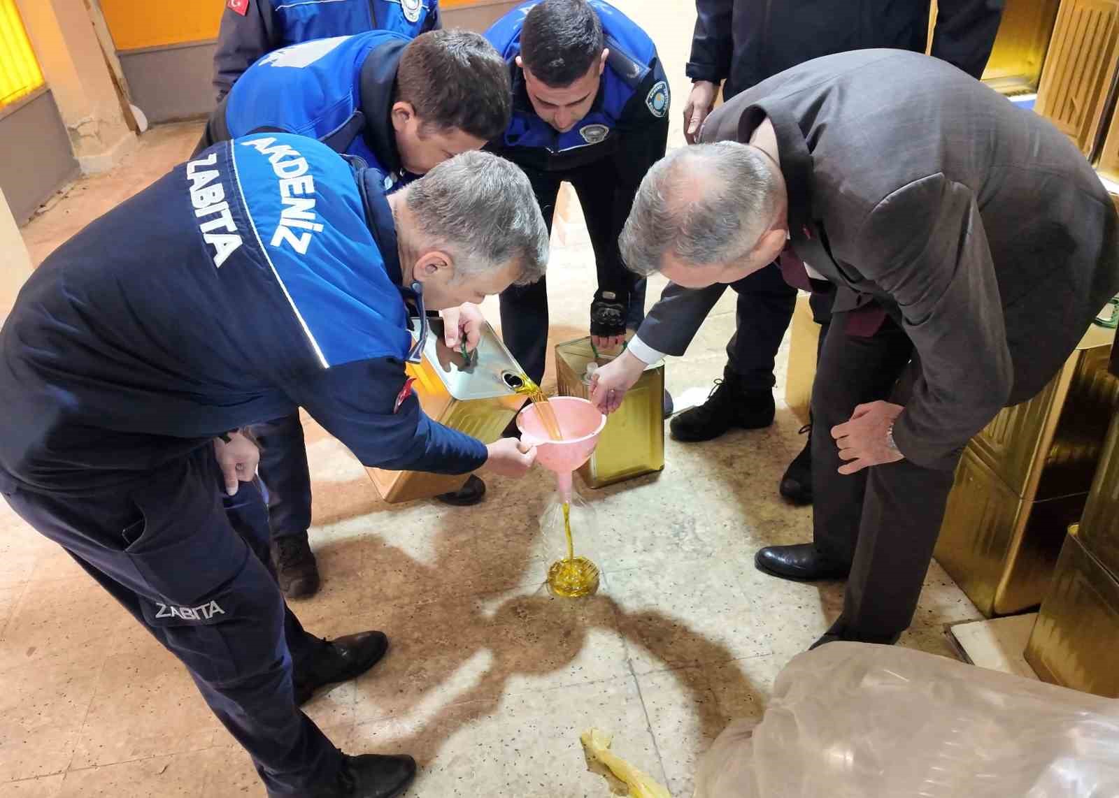 Mersin’de 4,5 ton sahte zeytinyağı ele geçirildi
