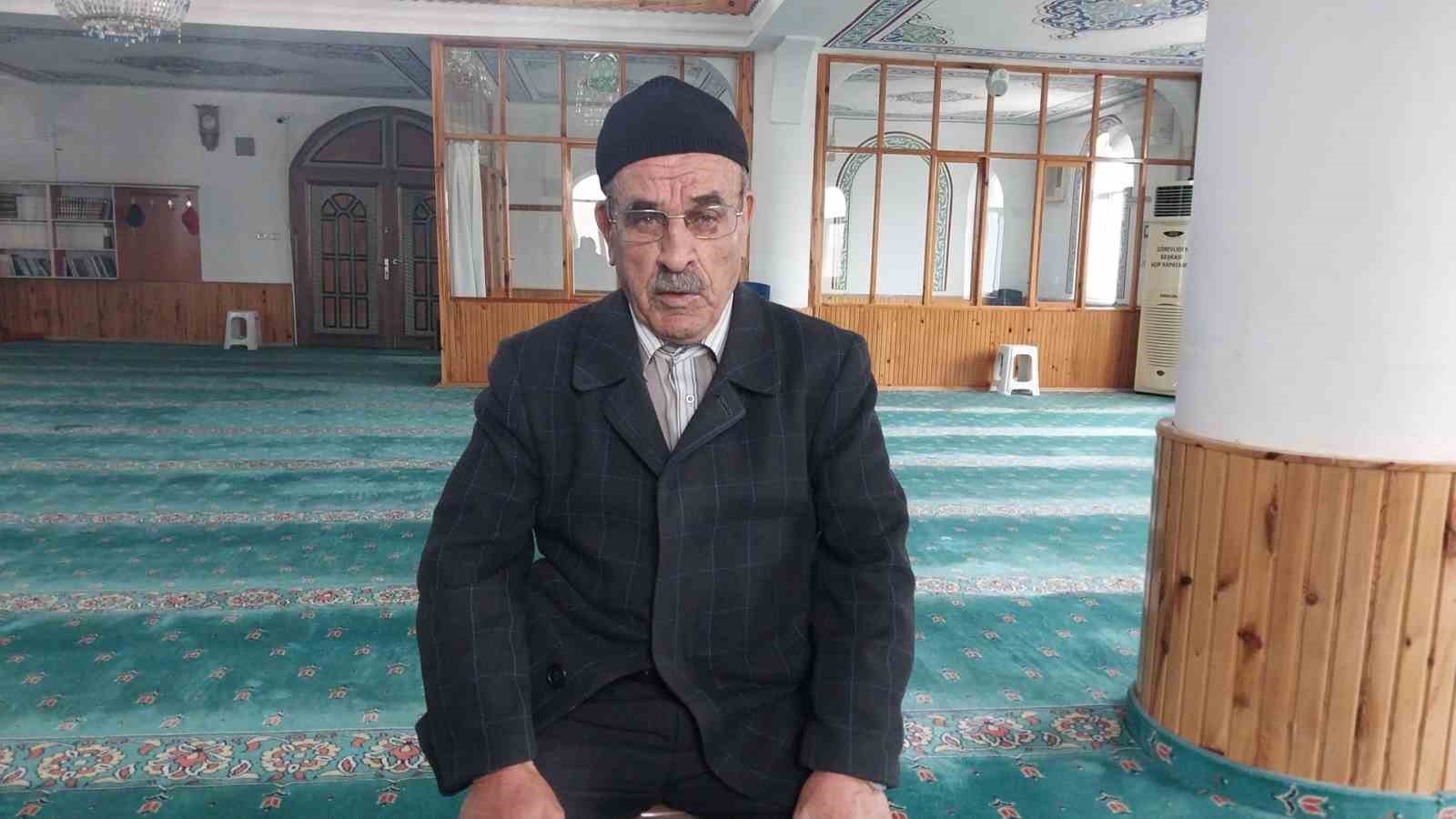 Mersin’de 72 yaşındaki Osman amca hafız oldu
Mersin’de 72 yaşındaki Osman amca hafız oldu