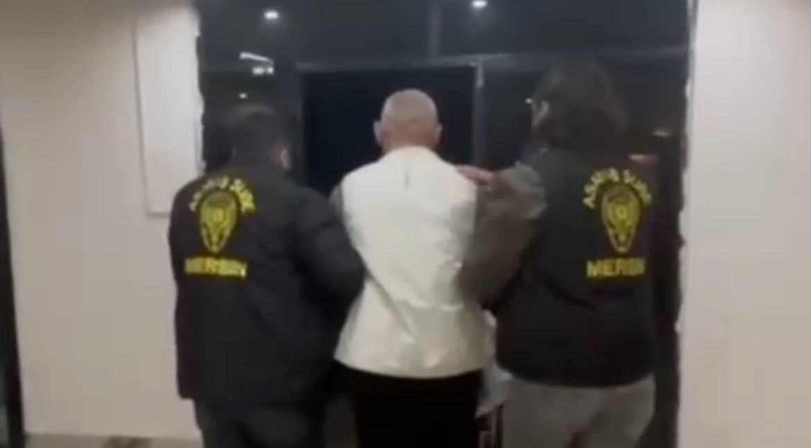 Mersin’de aranan yüzlerce hükümlü yakalandı
Mersin’de aranan yüzlerce hükümlü yakalandı