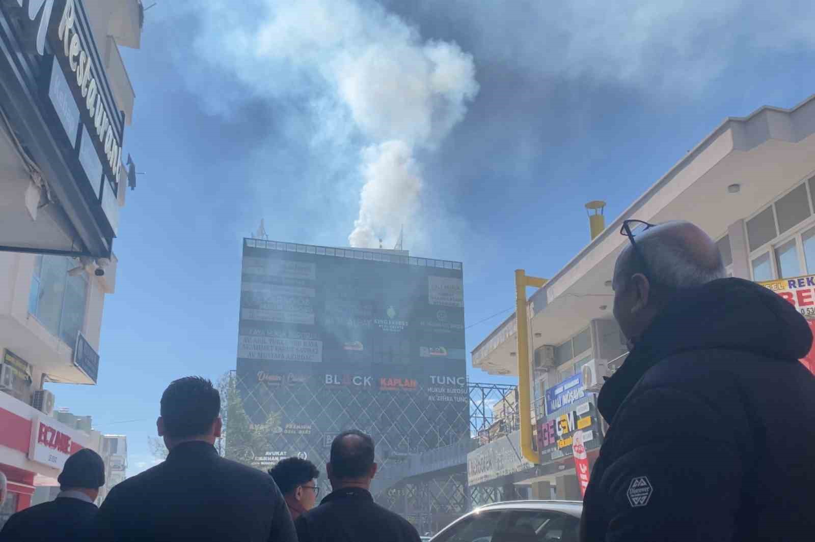 Mersin’de baca yangını korkuttu
