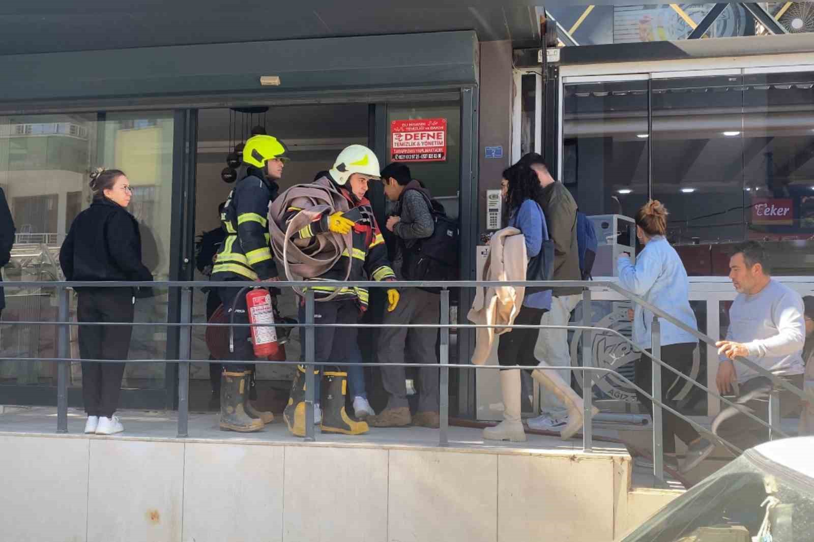 Mersin’de baca yangını korkuttu
