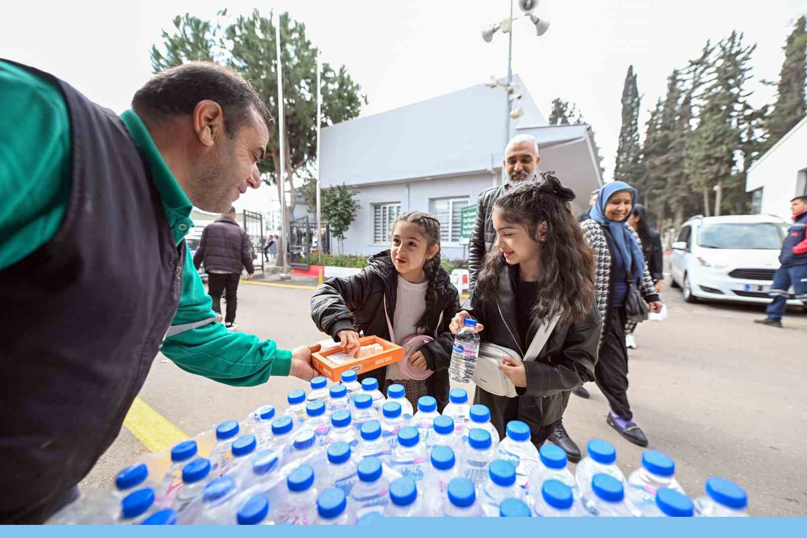 Mersin’de bayramda mezarlıklarda vatandaşlar yalnız bırakılmıyor
