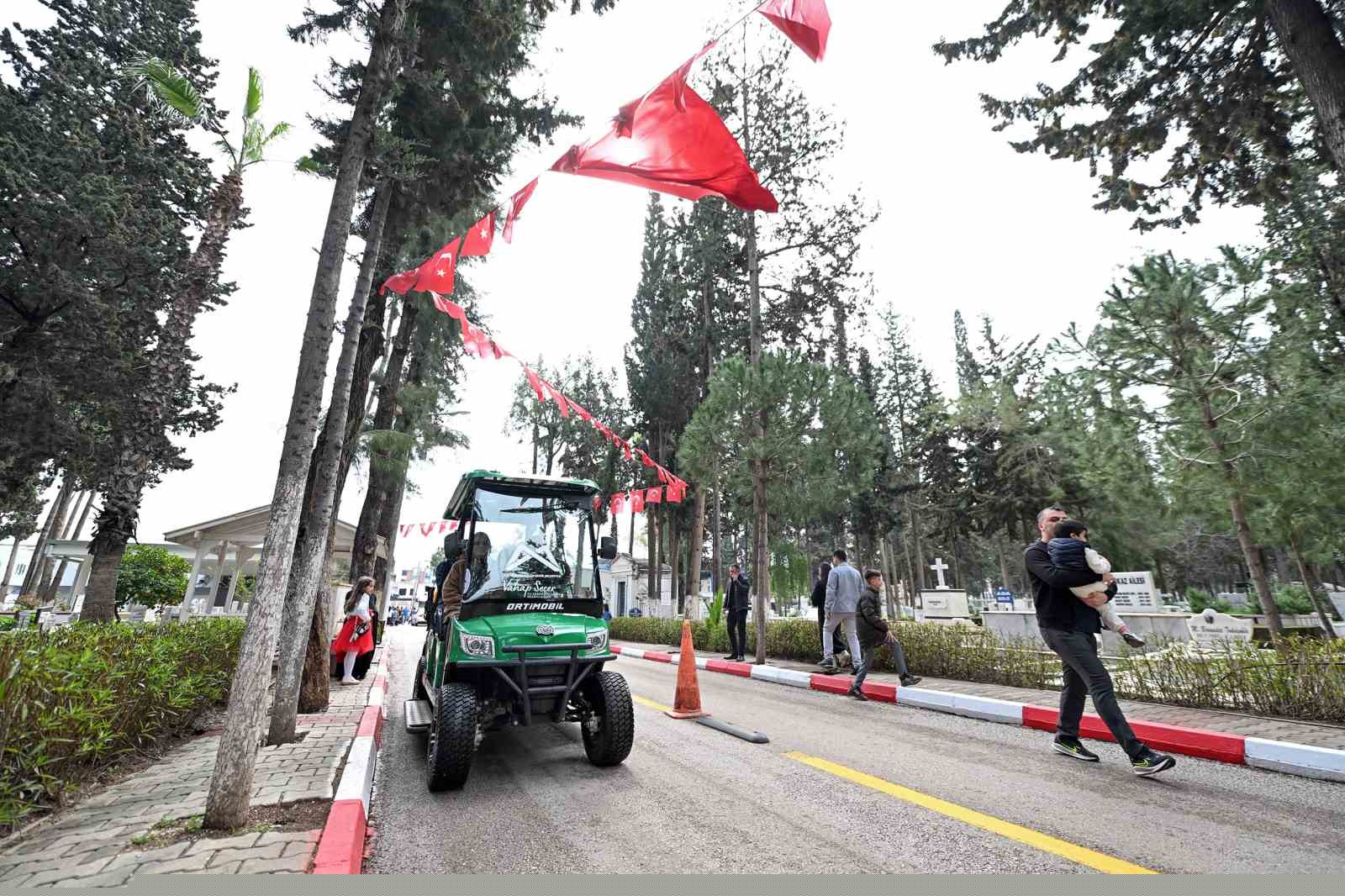 Mersin’de bayramda mezarlıklarda vatandaşlar yalnız bırakılmıyor

