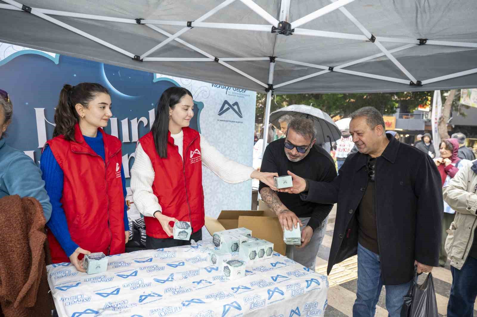 Mersin’de Berat Kandilinde 15 bin kandil simidi dağıtıldı
Mersin’de Berat Kandilinde 15 bin kandil simidi dağıtıldı