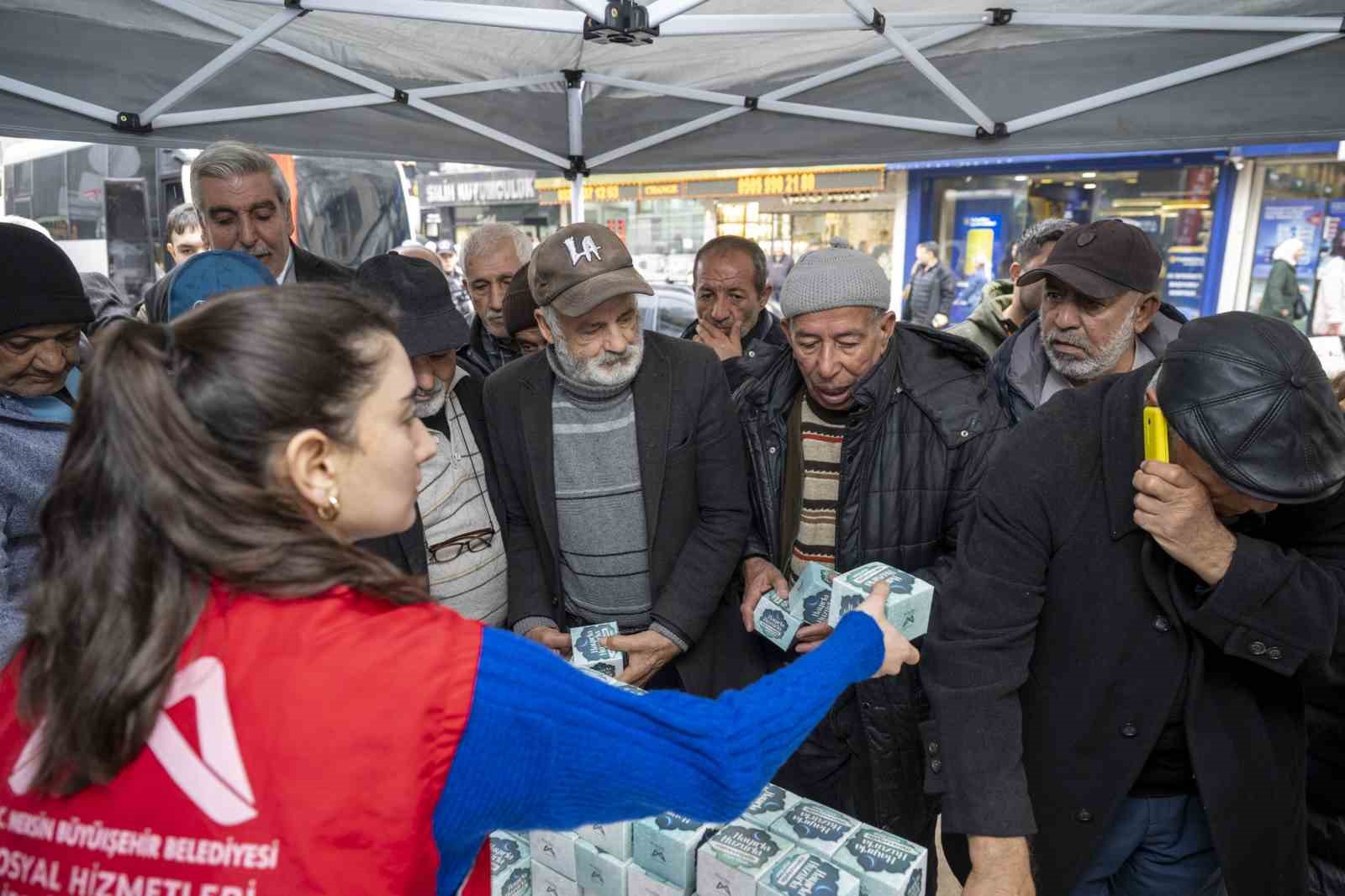 Mersin’de Berat Kandilinde 15 bin kandil simidi dağıtıldı
Mersin’de Berat Kandilinde 15 bin kandil simidi dağıtıldı
