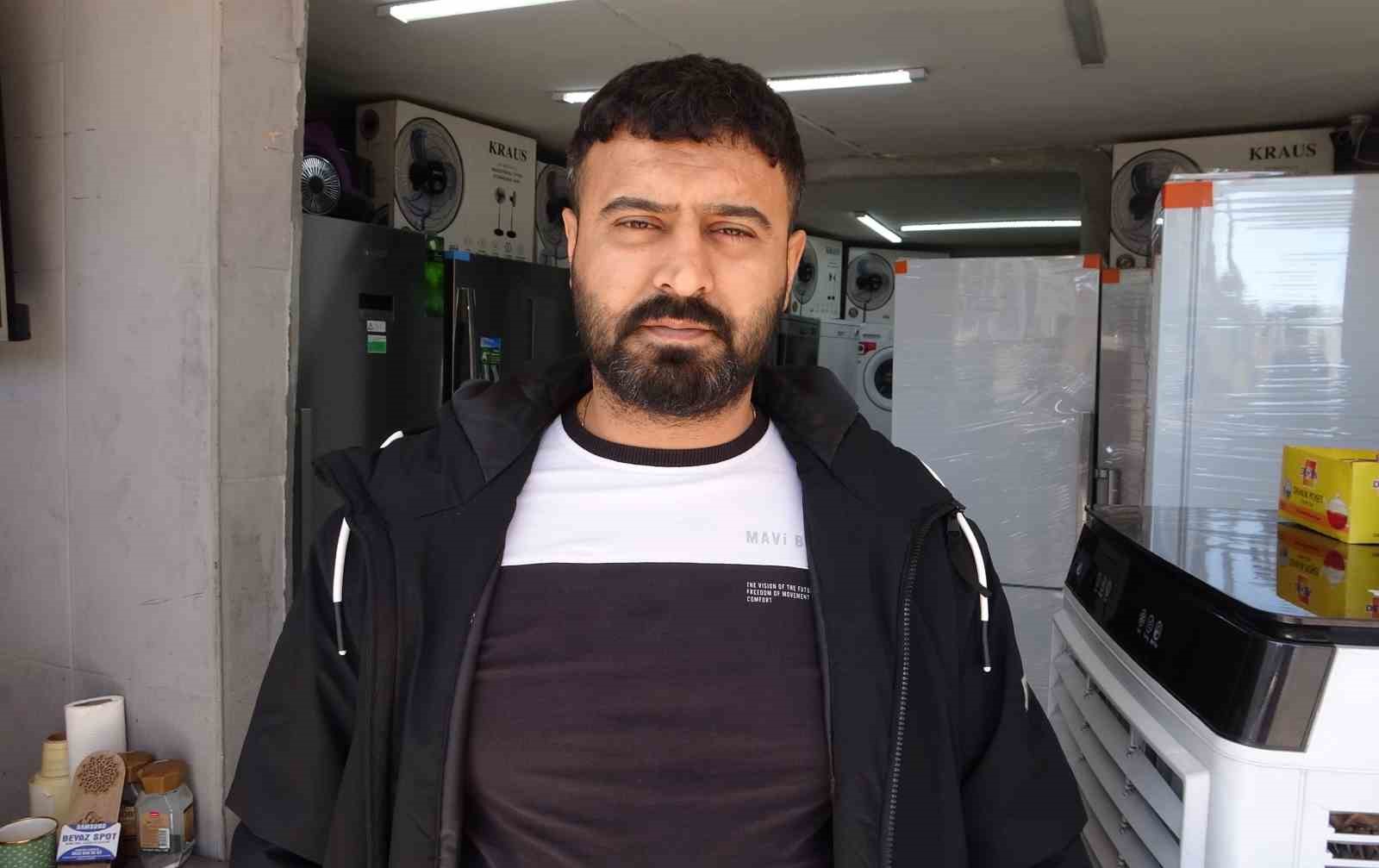 Mersin’de bir esnaf, yardım etmek istediği genç tarafından soyuldu
Mersin’de bir esnaf, yardım etmek istediği genç tarafından soyuldu