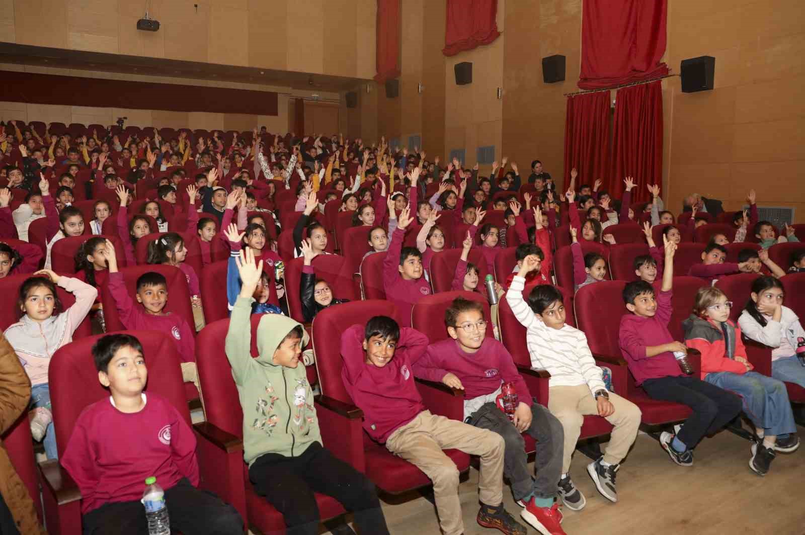 Mersin’de ‘Bisküvi Adam’ oyunu miniklerle buluştu
