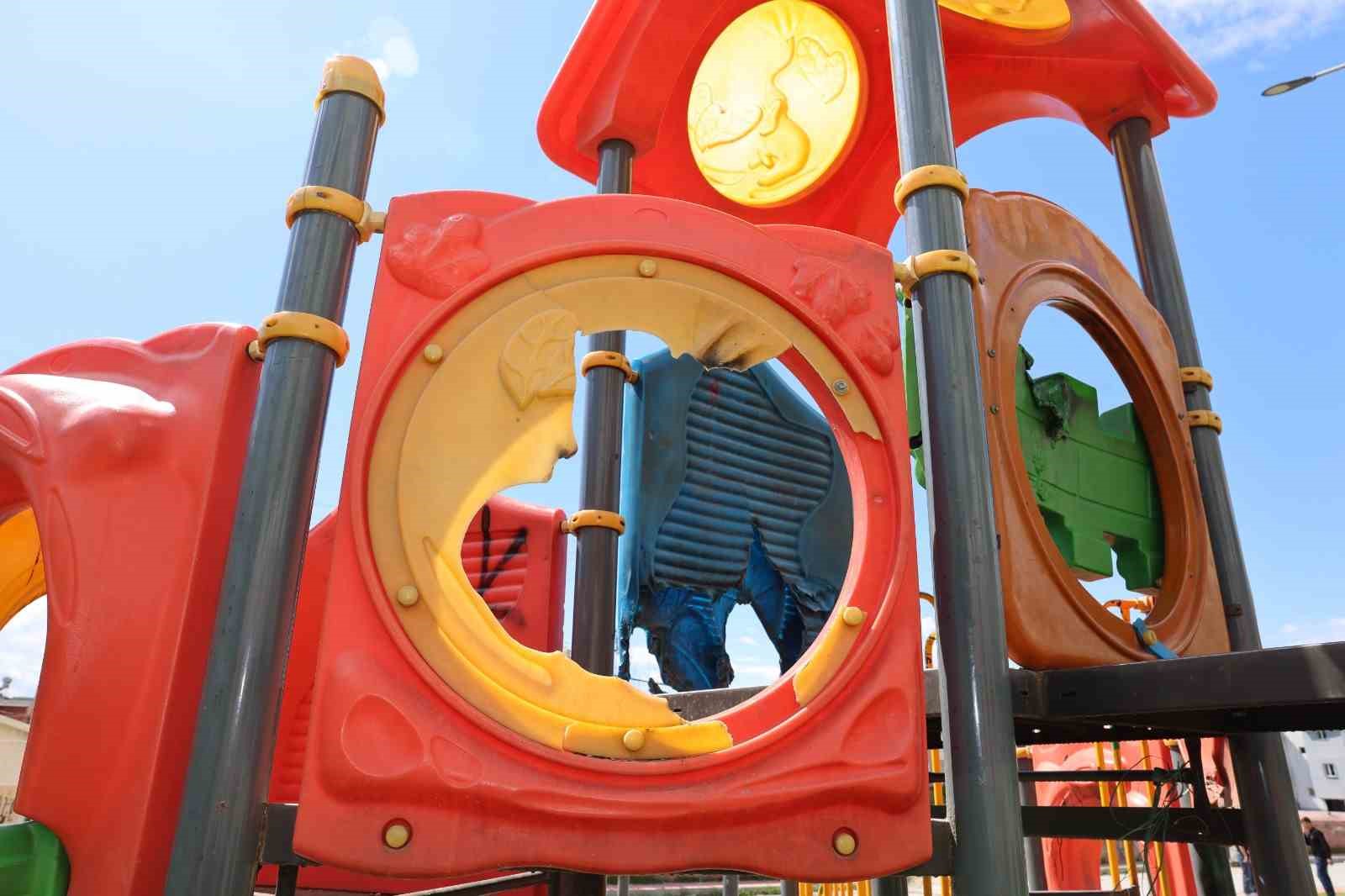 Mersin’de çocuk parkına çirkin saldırı: Oyun grupları ateşe verildi
