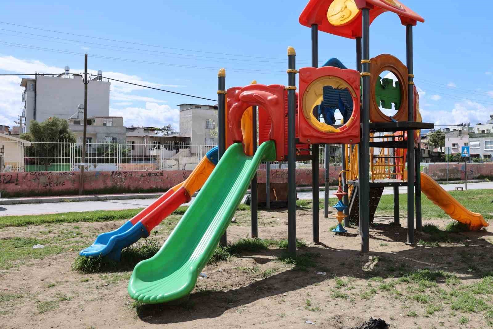 Mersin’de çocuk parkına çirkin saldırı: Oyun grupları ateşe verildi
