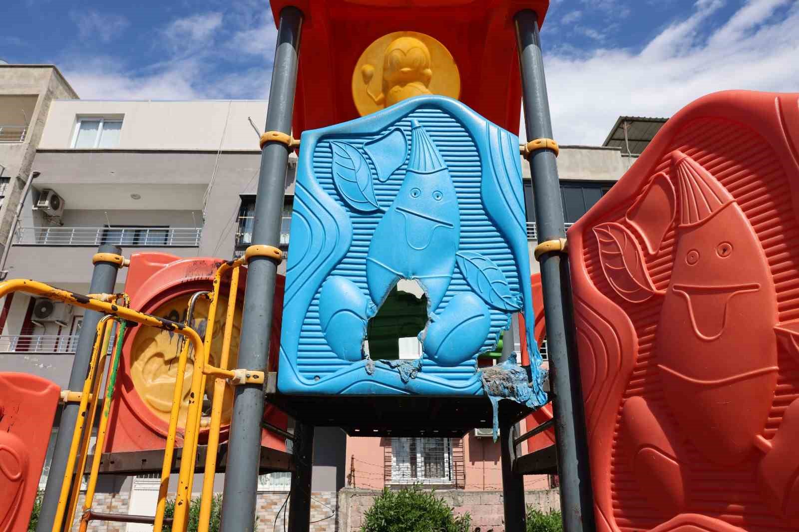 Mersin’de çocuk parkına çirkin saldırı: Oyun grupları ateşe verildi
