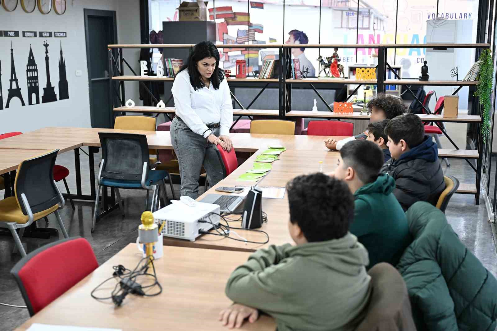 Mersin’de çocuklar akran zorbalığına karşı empati atölyelerinde buluştu
Mersin’de çocuklar akran zorbalığına karşı empati atölyelerinde buluştu