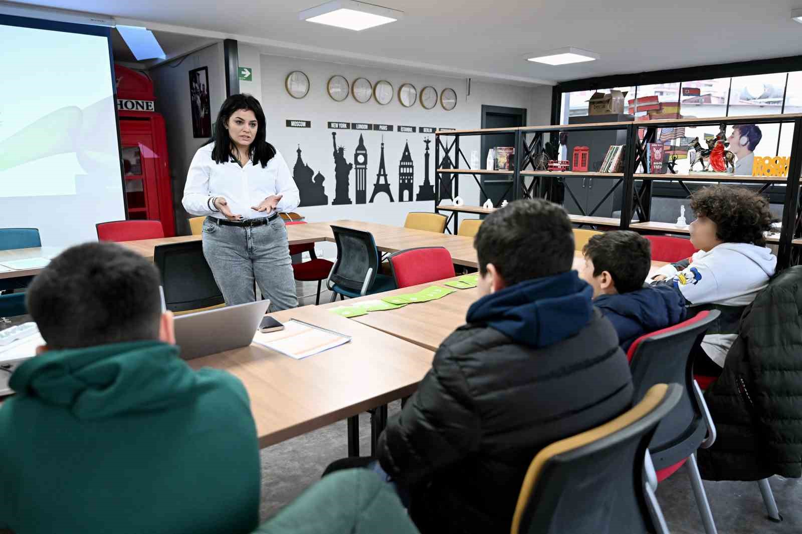 Mersin’de çocuklar akran zorbalığına karşı empati atölyelerinde buluştu
Mersin’de çocuklar akran zorbalığına karşı empati atölyelerinde buluştu