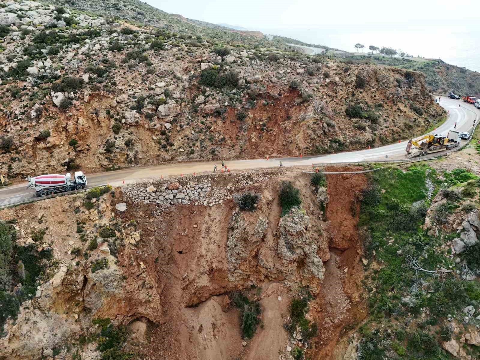 Mersin’de çöken yolda çalışmalar sürüyor: Mersin-Antalya yolunda trafik kontrollü sağlanıyor

