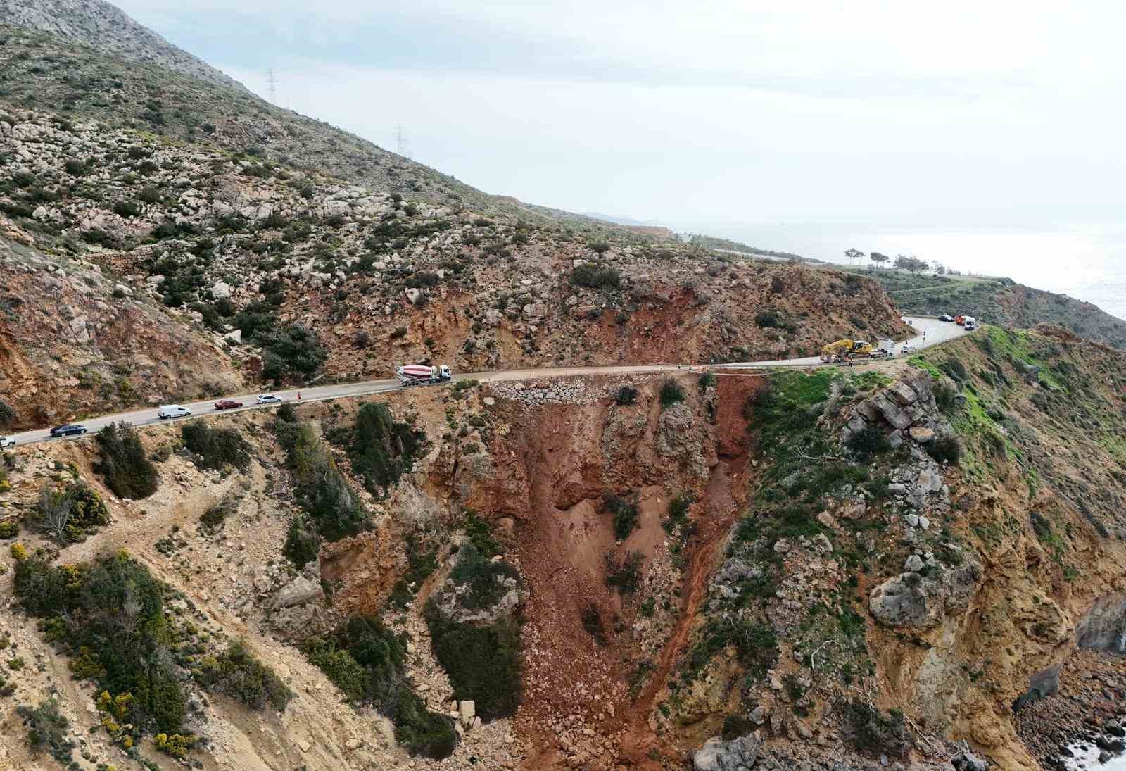 Mersin’de çöken yolda çalışmalar sürüyor: Mersin-Antalya yolunda trafik kontrollü sağlanıyor
